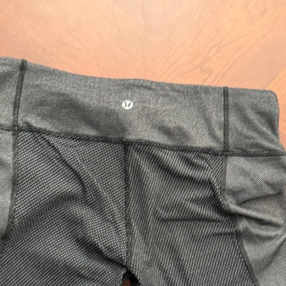 Lululemon Athletica Charcoal and Black Patterned Leggings Sz 8 wunder under crop